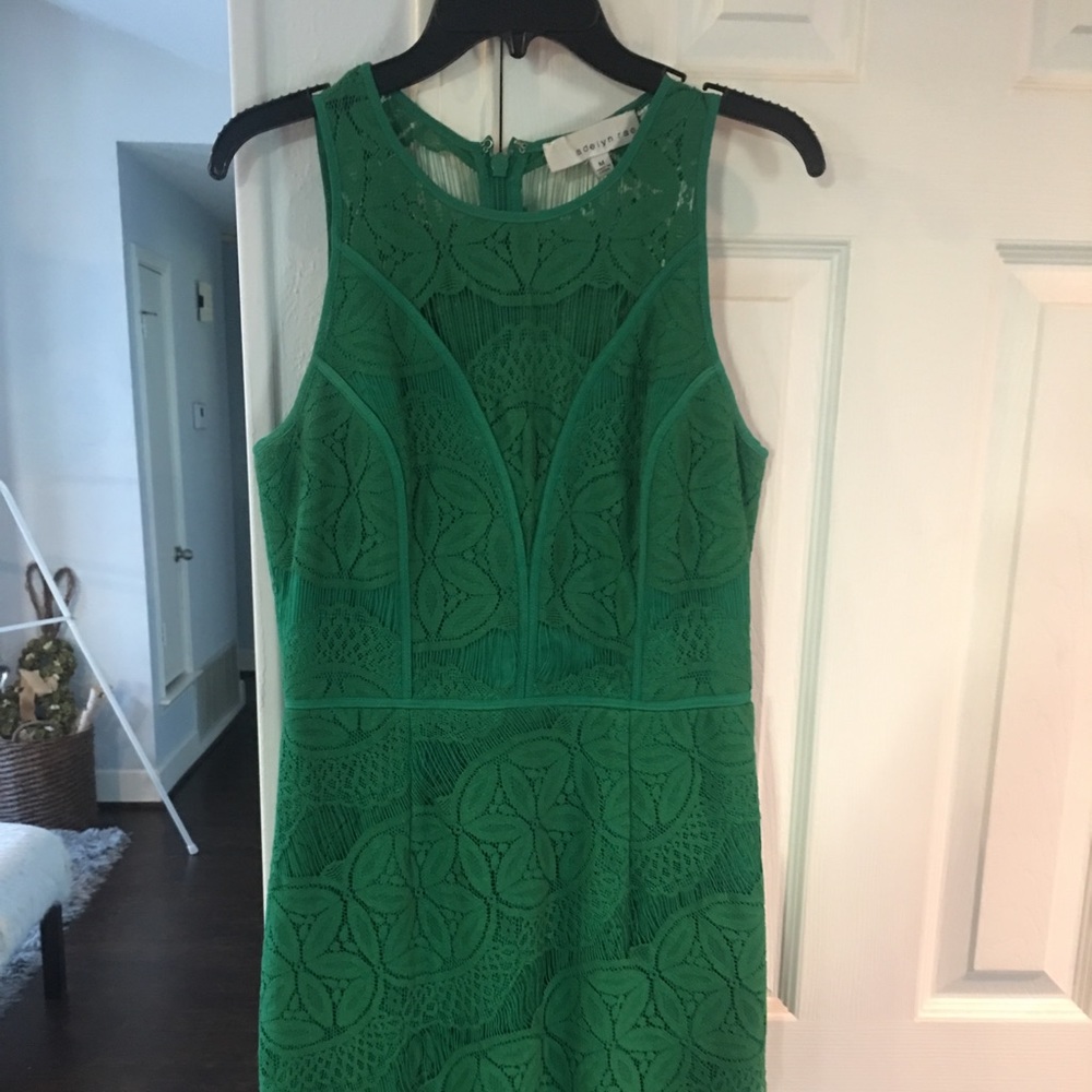 Green lace dress! Perfect for summer wedding!